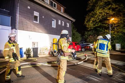 Neckartailfingen: Brand im Untergeschoss eines Mehrfamilienhauses loest Grosseinsatz aus